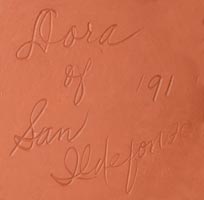 Artist signature of Dora Tse-Pé, San Ildefonso Pueblo Potter