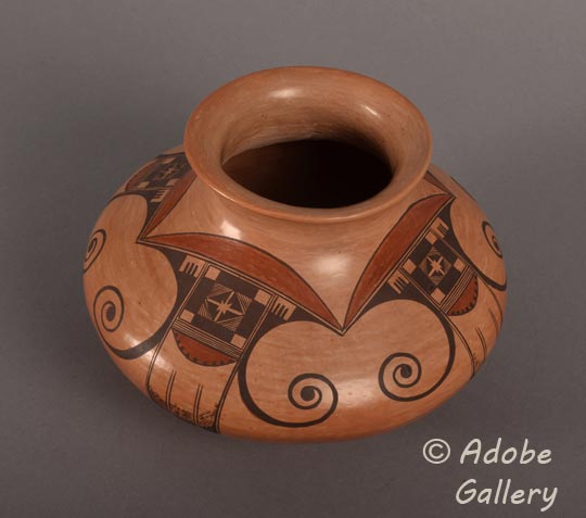 Alternate view of this Eagle Tail design jar.