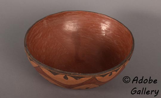 Alternate view of this pottery vessel.