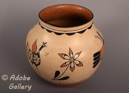 Alternate view of this pottery vessel.