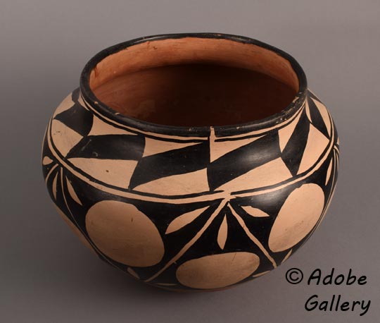 Alternate view of this pottery vessel.