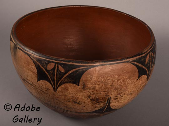 Alternate view of this pottery vessel.