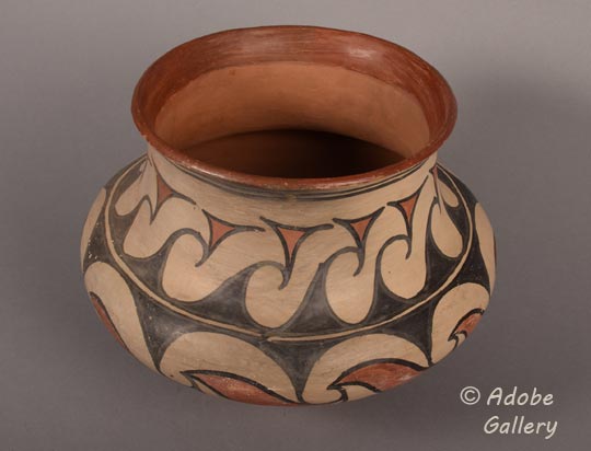 Alternate view of this pottery vessel.