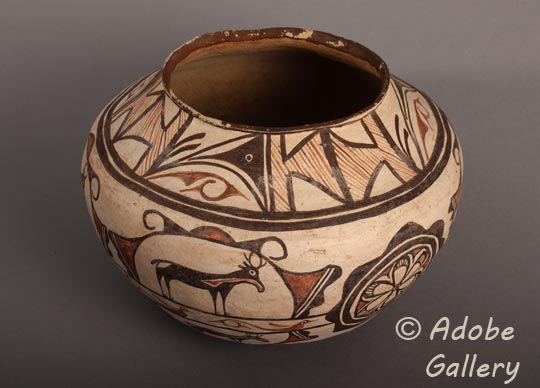 Alternate view of this pottery vessel.