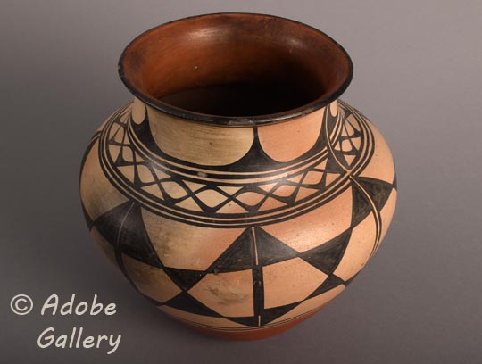 Alternate view of this pottery vessel.