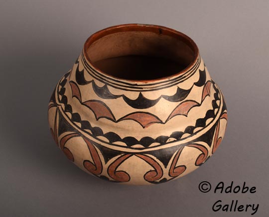 Alternate view of this pottery vessel.