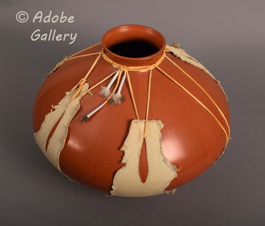 Alternate view of this pottery vessel.