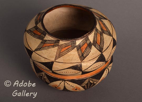 Alternate view of this pottery vessel.