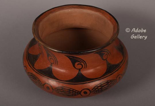 Alternate view of this pottery vessel.