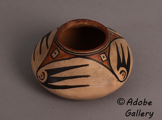 Alternate view of this pottery vessel.