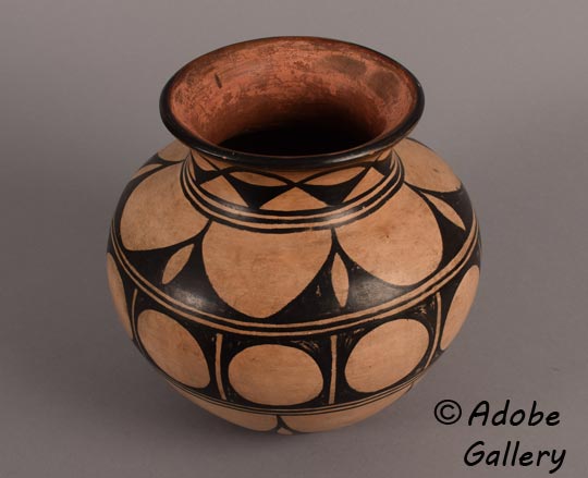 Alternate view of this pottery vessel.