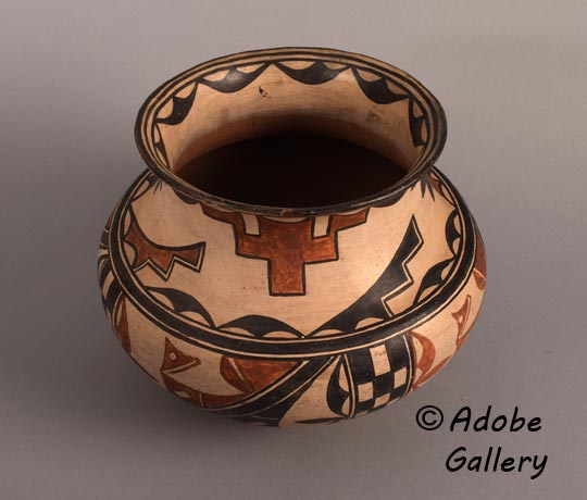 Alternate view of this pottery vessel.