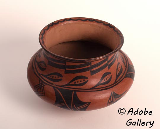 Alternate view of this pottery vessel.