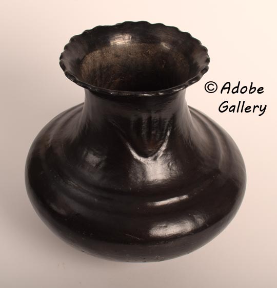 Alternate view of this pottery vessel.