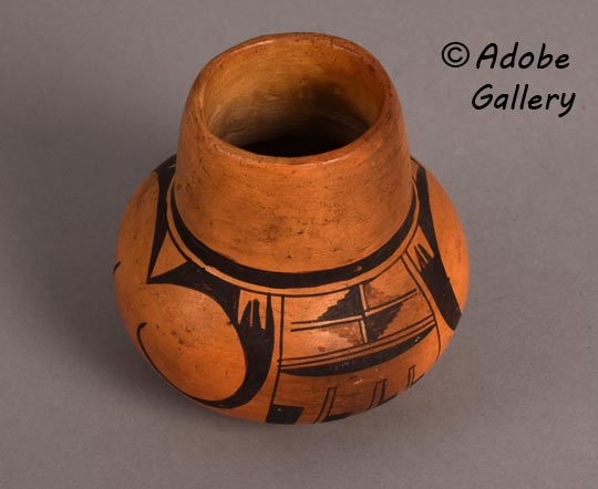 Alternate view of this pottery vessel.