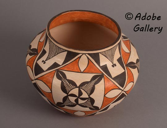 Alternate view of this pottery vessel.