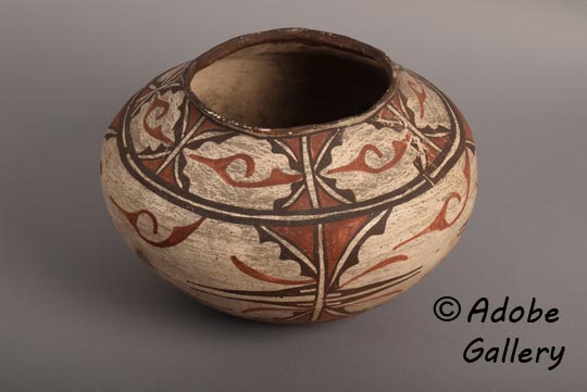 Alternate view of this pottery vessel. Alternate view of this pottery vessel.