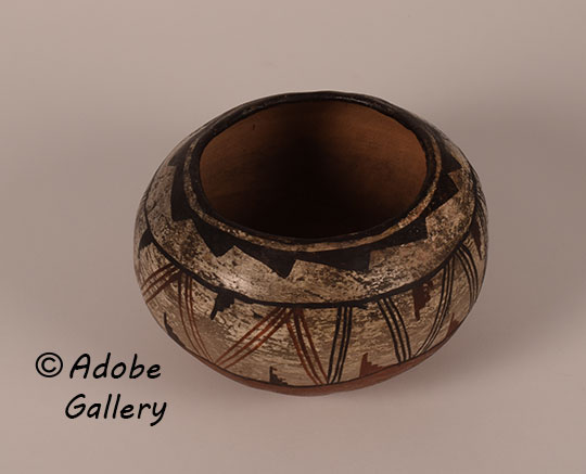 Alternate view of this pottery vessel. Alternate view of this pottery vessel.