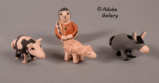 Alternate view of this pottery nativity set.