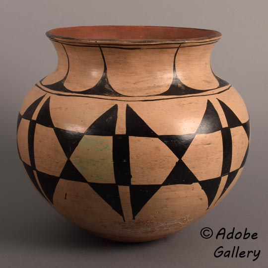 Alternate view of this pottery vessel.
