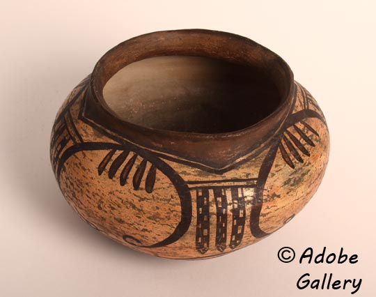 Alternate view of this pottery vessel.