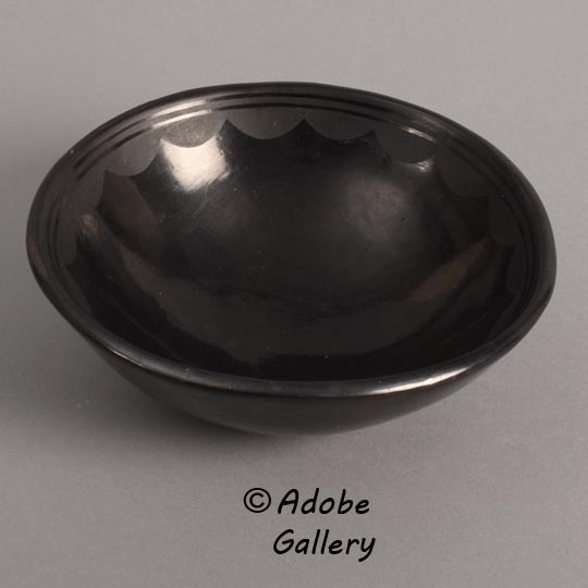 Alternate view of this pottery vessel. Alternate view of this pottery vessel.