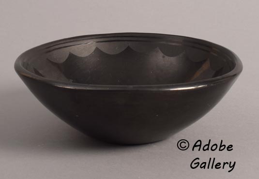 Alternate view of this pottery vessel.