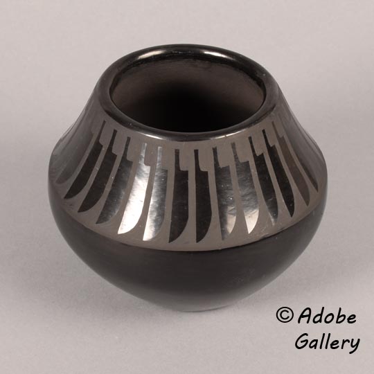 Alternate view of this pottery vessel. Alternate view of this pottery vessel.