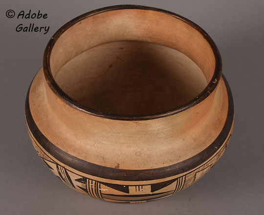 Alternate view of this pottery vessel. Alternate view of this pottery vessel.
