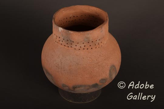 Alternate view of this pottery vessel.