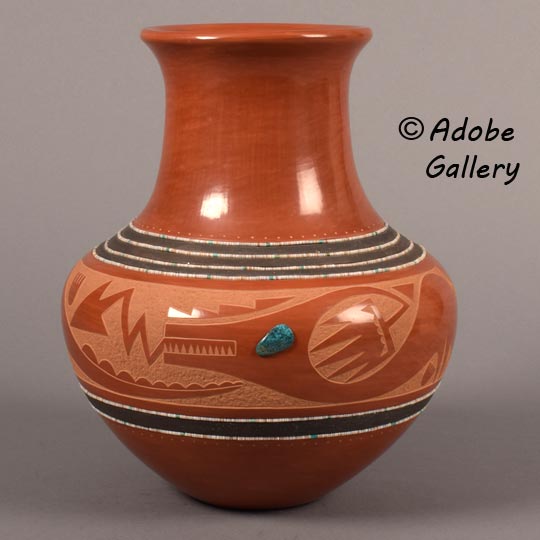 Alternate view of this pottery vessel.