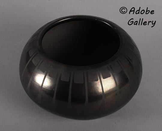 Alternate view of this pottery vessel.