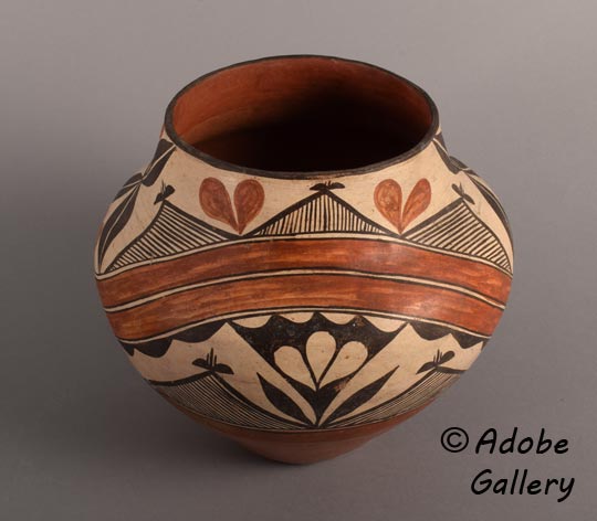 Alternate view of this pottery vessel.