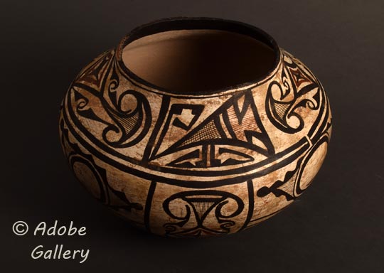 Alternate view of this pottery vessel.