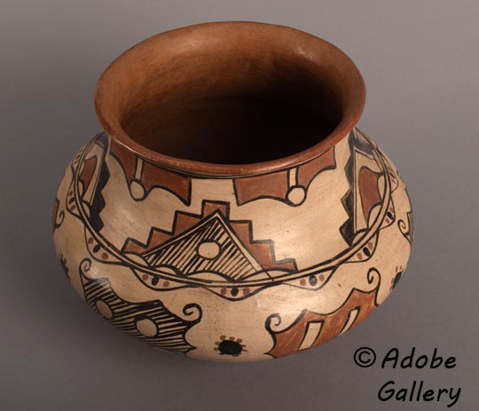 Alternate view of this pottery vessel.