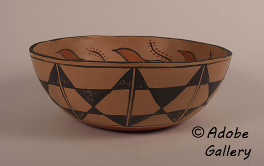 Alternate view of this pottery vessel.