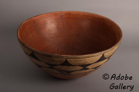 Alternate view of this pottery vessel.