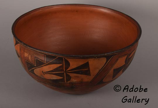 Alternate view of this pottery vessel.