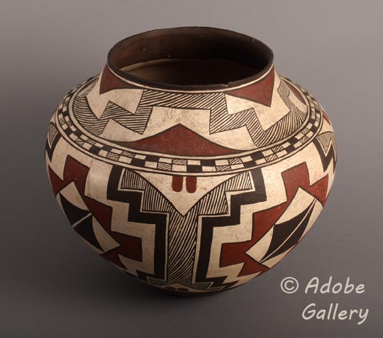 Alternate view of this pottery vessel.