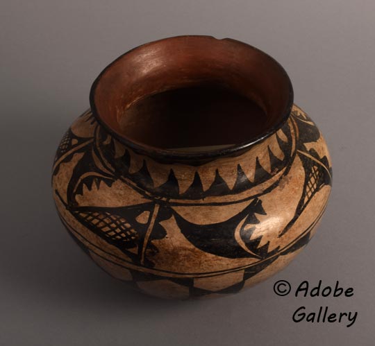 Alternate view of this pottery vessel.