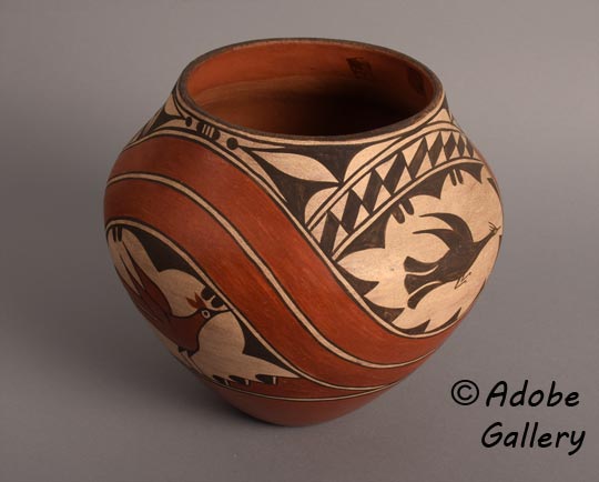 Alternate view of this pottery vessel.