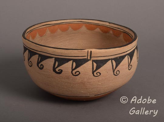 Alternate view of this pottery vessel.