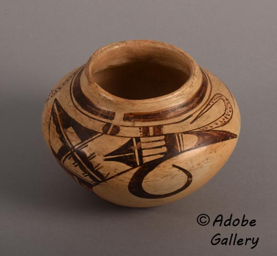 Alternate view of this pottery vessel.