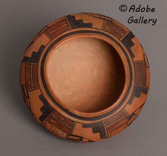 Alternate view of this pottery vessel. Alternate view of this pottery vessel.