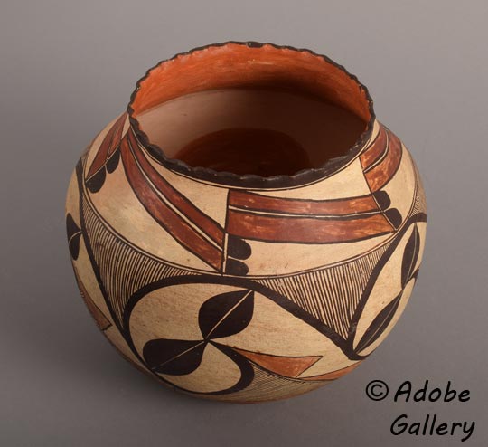 Alternate view of this pottery vessel.
