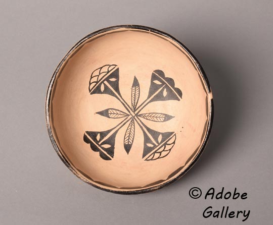 Alternate view of this pottery vessel. Alternate view of this pottery vessel.