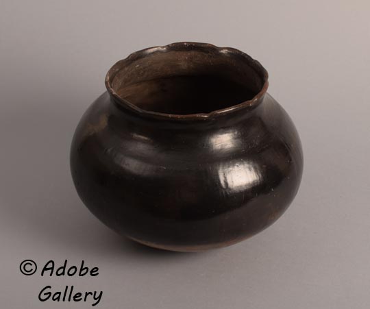 Alternate view of this pottery vessel.