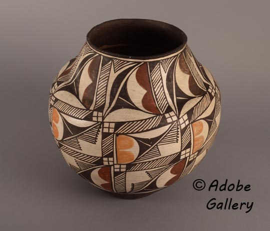 Alternate view of this pottery vessel. Alternate view of this pottery vessel.