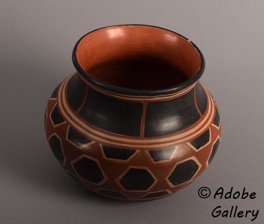 Alternate view of this pottery vessel.