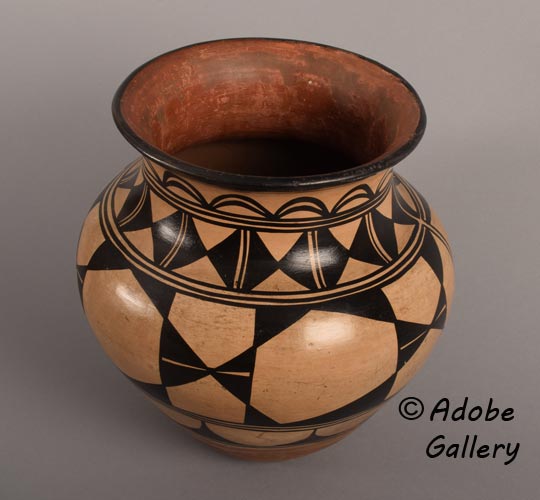 Alternate view of this pottery vessel. Alternate view of this pottery vessel.
